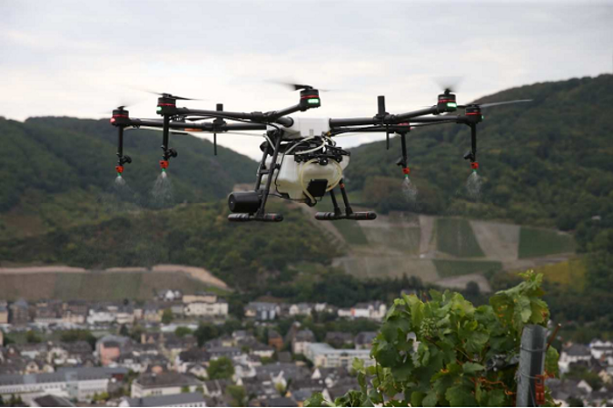 Landwirtschaftsdrohne zum Ausbringen von Saatgut und Betriebsmitteln im Flug